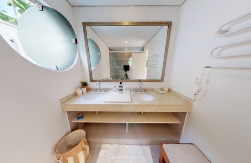 Vila Velha House | Unmatched Views and Beachfront Bliss Await You