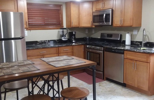 Des Moines House | Prime Location in Des Moines WA - Full Kitchen & Strong Wi-Fi