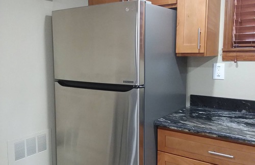Des Moines House | Prime Location in Des Moines WA - Full Kitchen & Strong Wi-Fi