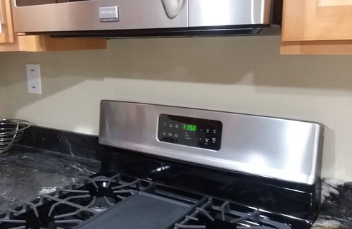 Des Moines House | Prime Location in Des Moines WA - Full Kitchen & Strong Wi-Fi