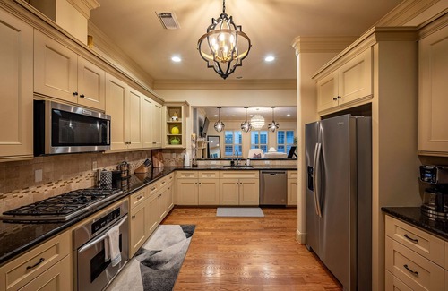 The Galleria House | Prime Houston Location - Family-Friendly Home with Spa