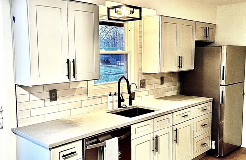 Madison House | Prime Spot in Ohio's Wine Country with Hot Tub & Spa