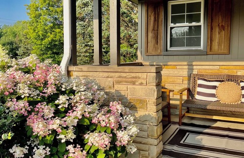 Madison House | Prime Spot in Ohio's Wine Country with Hot Tub & Spa