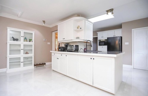 North London House | Prime City Location with Pet-Friendly Amenities