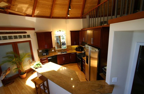 Kamuela House | Best Location Island Retreat with Oceanfront Views & Pool