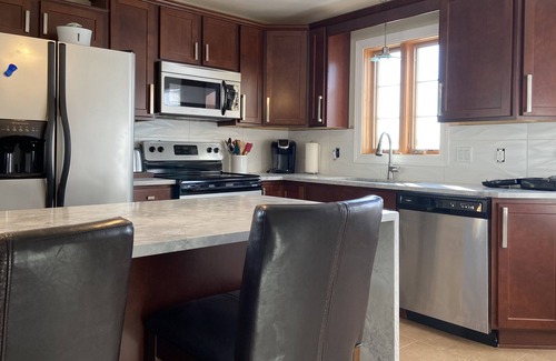 Alexandria Bay House | Prime Location Hotel with Family Amenities and Top Ratings