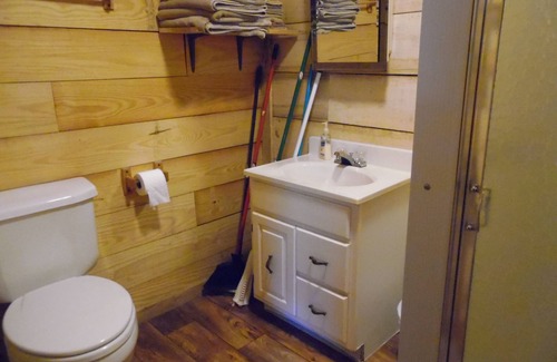 Murfreesboro Cabin | Prime Location! The Keeper's Cabin - Pet Friendly Retreat