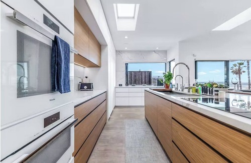 Encinitas House | Modern Beach House with Ocean Views and Premier Amenities