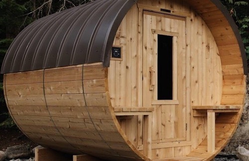 Golden Apartment | Inviting Wapiti Suite: AC, Sauna & Breakfast Included