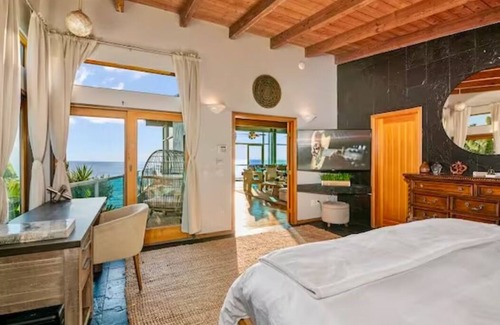 Point Loma House | Unforgettable Oceanfront Sunset Villa with Pet-Friendly Amenities
