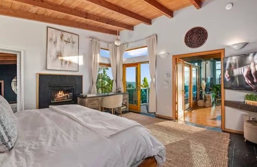Point Loma House | Unforgettable Oceanfront Sunset Villa with Pet-Friendly Amenities