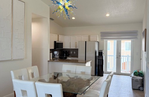 Alice Town Condo | Experience Oceanfront Elegance in a 2-Bedroom Penthouse