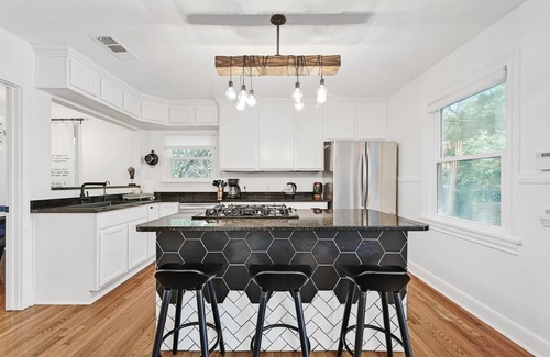 Barton Heights House | Perfect Retreat at The Urban Shade with Family Amenities