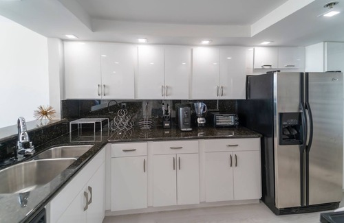 Edgewater Condo | Discover Miami with Free Yacht Cruise and Great Amenities