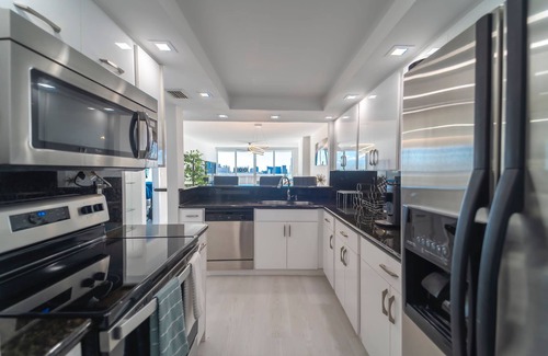 Edgewater Condo | Discover Miami with Free Yacht Cruise and Great Amenities