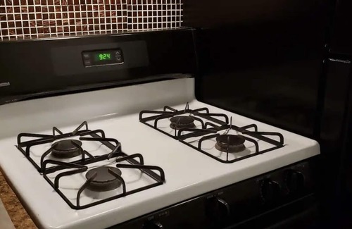 Kingman Park Apartment | Prime Cap Hill Location / Near Metro & Hot Tub Amenities