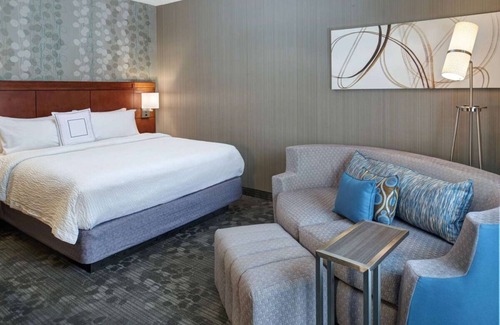 Brookfield Hotel | Premier Stay in Brookfield with Indoor Pool & Pet-Friendly