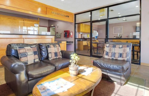Ingleside House | Unwind with Free Breakfast & Pool Access for Families