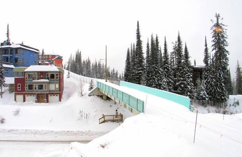 Silver Star Mountain Ski Chalet | Premier Ski-In/Ski-Out Suite with Spa & Pet-Friendly Amenities