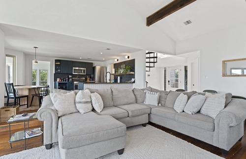 Leander House | Ultimate Sunset Escape with Private Spa & Lake Views
