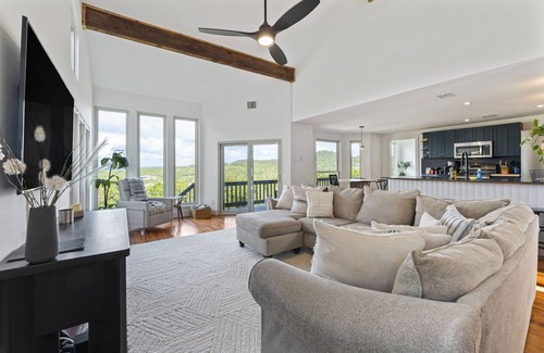 Leander House | Ultimate Sunset Escape with Private Spa & Lake Views