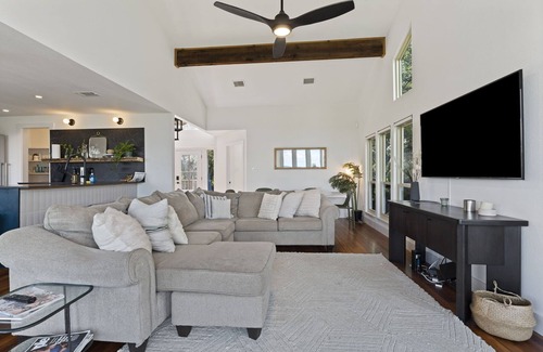 Leander House | Ultimate Sunset Escape with Private Spa & Lake Views