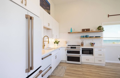 Kihei Condo | Modern Ocean View Retreat: Steps to Beach & Pool Access