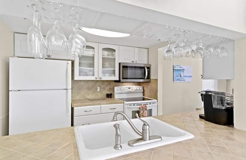 Madeira Beach Condo | Escape to Madeira Beach: Guest Rated 10/10 with Breakfast!