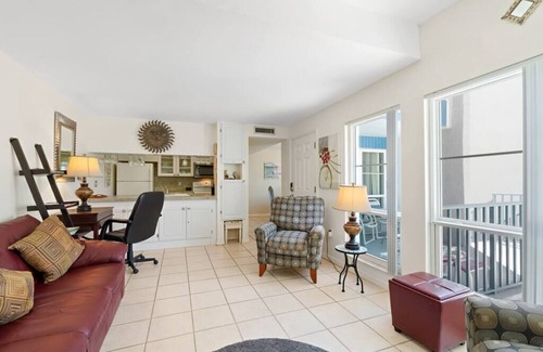 Madeira Beach Condo | Escape to Madeira Beach: Guest Rated 10/10 with Breakfast!
