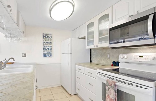 Madeira Beach Condo | Escape to Madeira Beach: Guest Rated 10/10 with Breakfast!