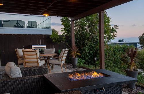 Middletown House | Bay View Retreat - Modern Home with Top Guest Ratings