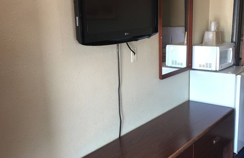 Marianna Hotel | Budget-Friendly Best Value Inn Motel in Sandusky with Breakfast