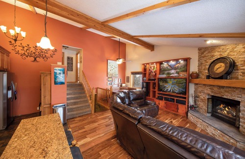 Wildernest House | Best Value: Private Hot Tub, Pet Friendly, Game/TV Room, Sauna, Fireplace