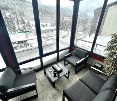 Sinaia Apartment | Scenic Apartment with Parking & Child-Friendly Amenities