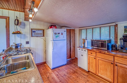 Jasper Cabin | Scenic Ozarks Cabin with Grand Canyon Views & Pet-Friendly Stay