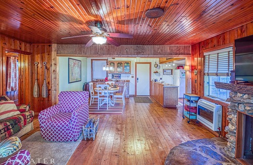 Jasper Cabin | Scenic Ozarks Cabin with Grand Canyon Views & Pet-Friendly Stay
