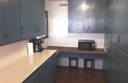 Running Springs House | Mountain View Hotel: Remote Work Ready with Spa & Breakfast