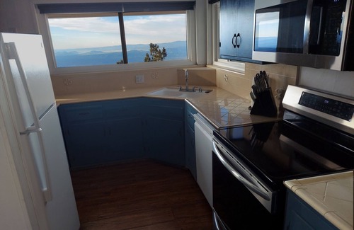 Running Springs House | Mountain View Hotel: Remote Work Ready with Spa & Breakfast