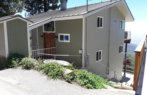 Running Springs House | Mountain View Hotel: Remote Work Ready with Spa & Breakfast