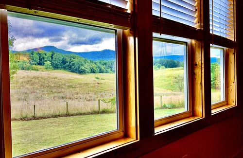 Dandridge House | Pet-Friendly Baxter Farmhouse: Top-Rated Smoky Mountain Retreat