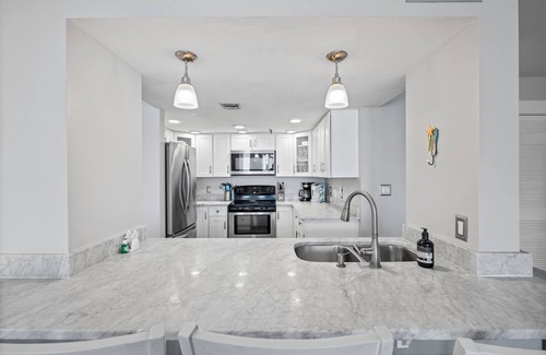 Holiday Isle Condo | Scenic Waterfront Retreat with Pool & Hot Tub in Destin