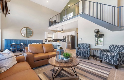 Kimberling City House | Unforgettable Lake Views with Hot Tub and Arcade Fun!