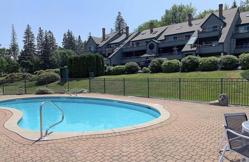 Southwest Harbor Condo | Idyllic Waterfront Condo with Pool & Ocean Views - 9.8 Rated