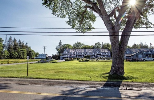 Southwest Harbor Condo | Idyllic Waterfront Condo with Pool & Ocean Views - 9.8 Rated