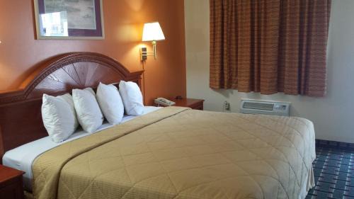 Seneca Hotel | Convenient Stay at Best Way Inn Seneca - Clemson with Hot Tub