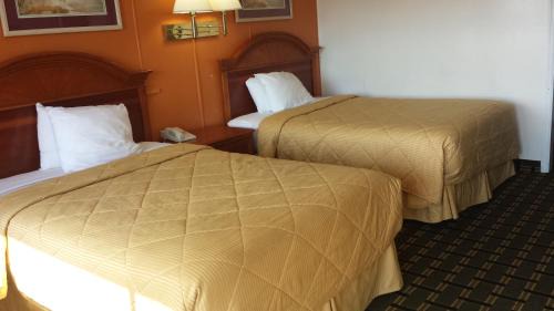 Seneca Hotel | Convenient Stay at Best Way Inn Seneca - Clemson with Hot Tub