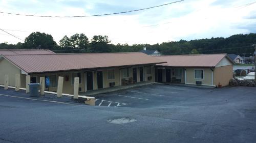 Seneca Hotel | Convenient Stay at Best Way Inn Seneca - Clemson with Hot Tub
