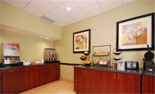 Brook Park Hotel | Comfortable Stay at Best Western Airport Inn & Suites