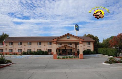 Red Bluff Hotel | Pet-Friendly Best Western Antelope Inn & Suites with Pool