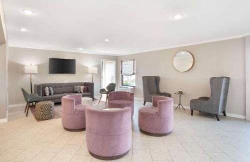 Bridge City Hotel | Discover Bayou Inn: Oceanfront Poolside Retreat